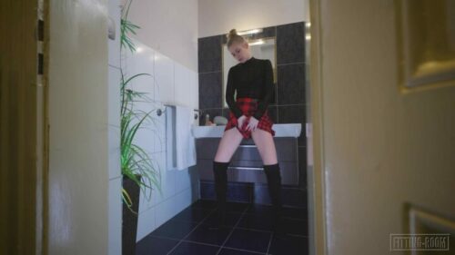 Fitting-Room – Eyla Moore Voyeur