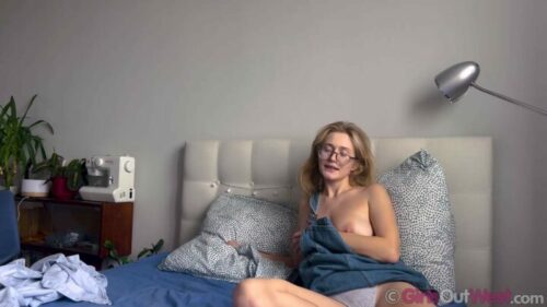 GirlsOutWest – Junie Moonie At Home In The Big City