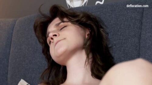 Defloration – Lili Petite