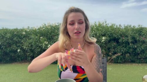 JacquieEtMichelTV – Livia, 28, knows what she wants!